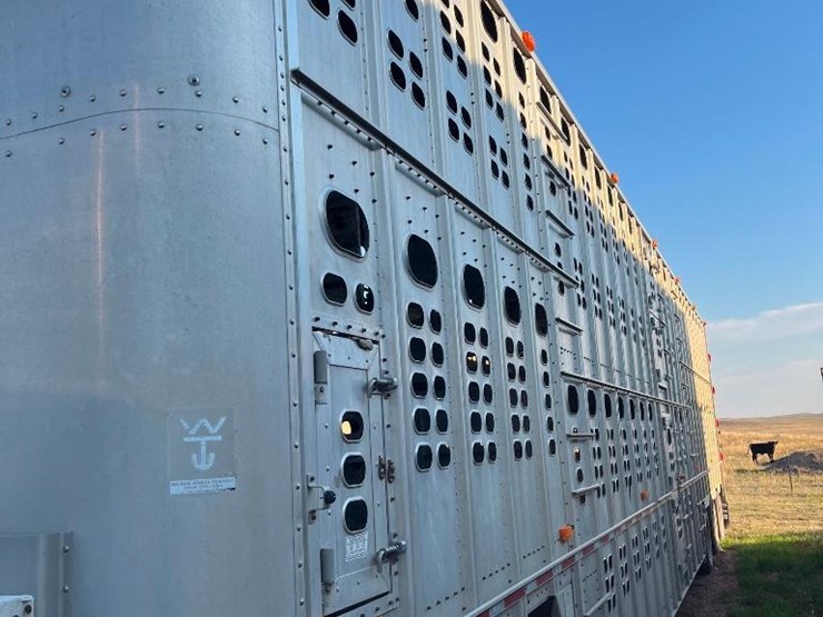 2012-wilson-livestock-trailer-image-1