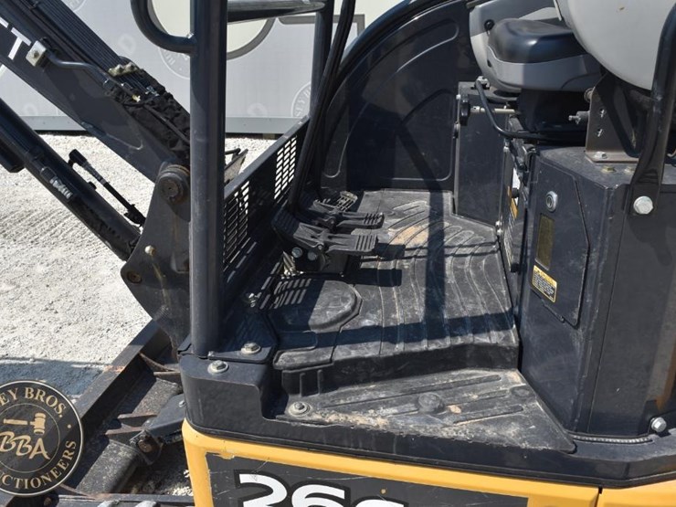 2020-deere-26g-image-51