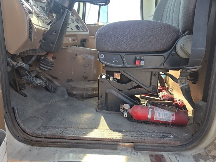 1996-ford-l9000-image-36
