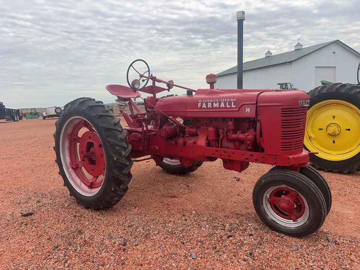 farmall-h-tractor-image-3