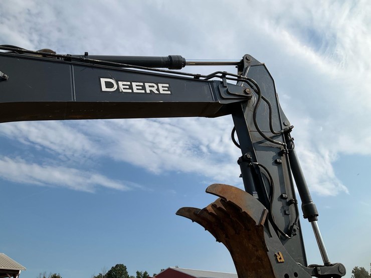 2023-john-deere-245-image-32