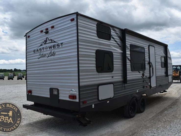 2021-east-to-west-silver-lake-27kns-46270-image-5