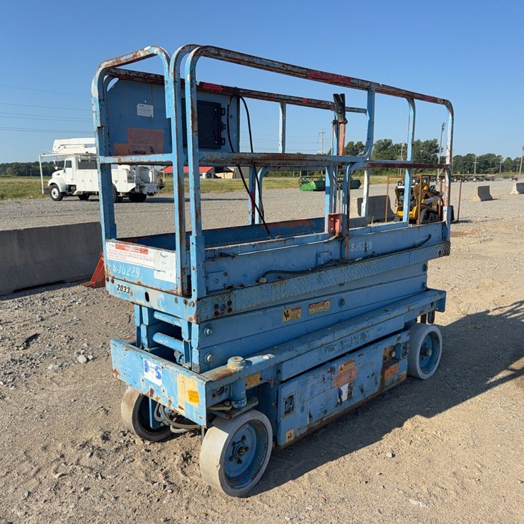 #47 • *INOP JLG 2033 20' Scissor Lift INV#53600