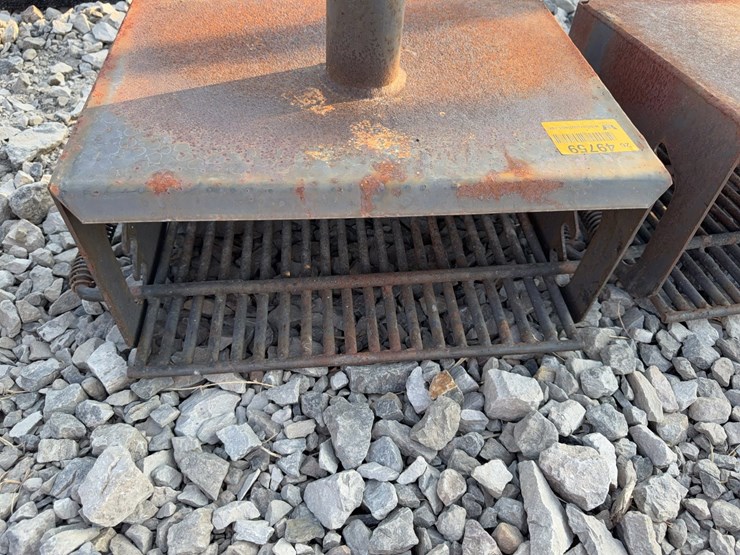 #49759-•-lot-of-(2)-outdoor-park-grills-inv#49759-image-3