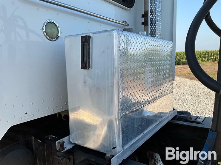 2014-peterbilt-384-image-12