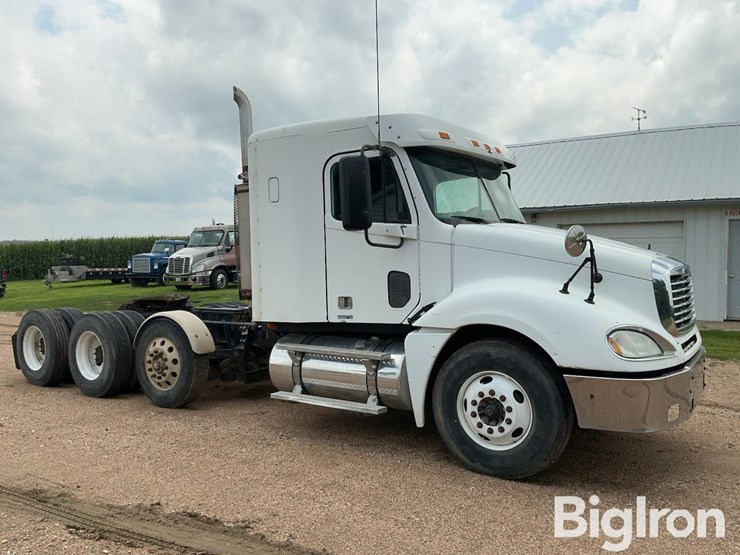 2007-freightliner-columbia-120-image-3