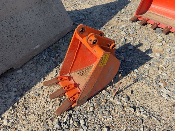 #49341-•-kubota-24"-mini-excavator-bucket-inv#49341-image-1