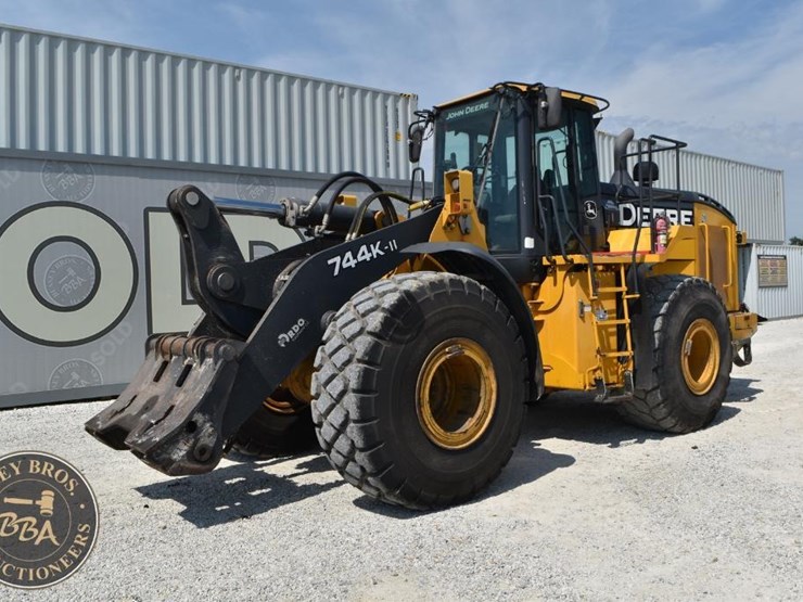 2019-deere-744kii-image-2