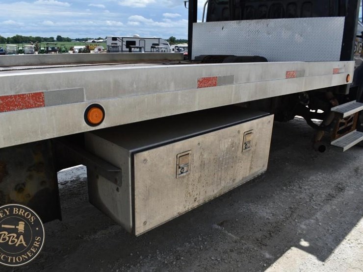 2015-freightliner-business-class-m2-106-image-20