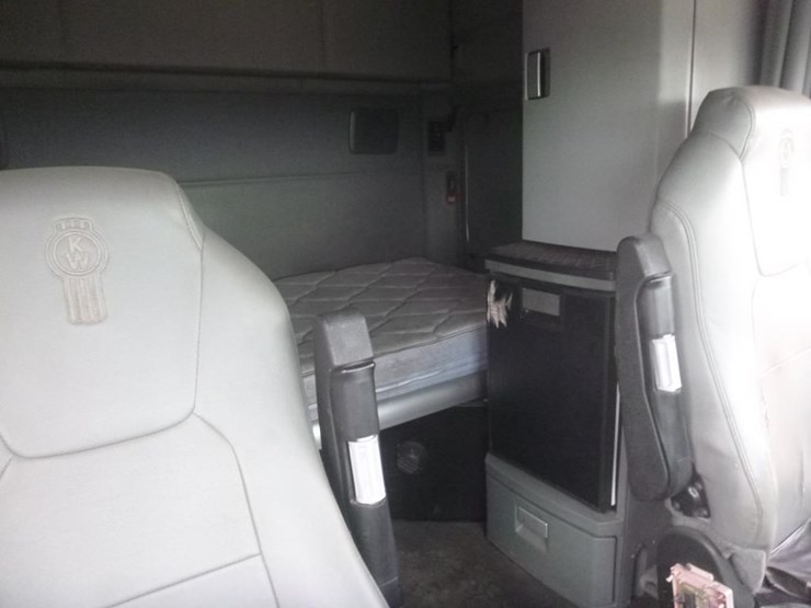 2020-kenworth-t680-image-16