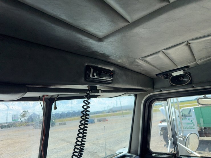 1996-peterbilt-357-image-90