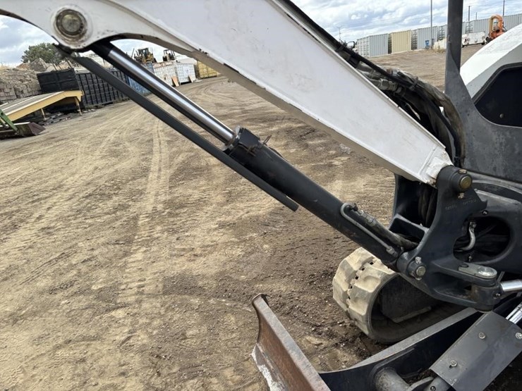 2013-bobcat-e26em-hydraulic-excavator-image-21