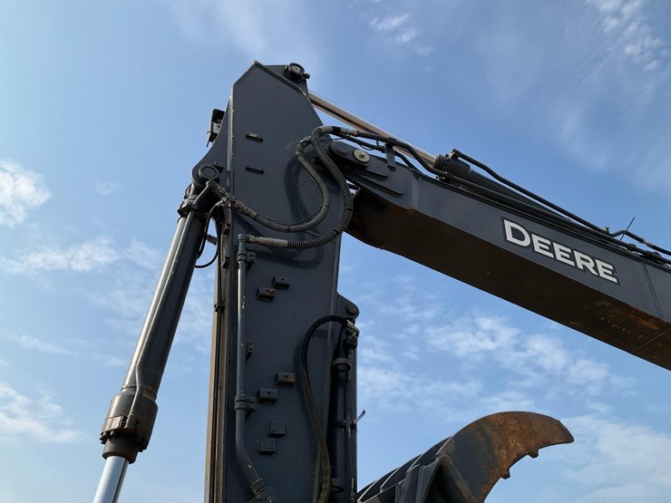 2023-john-deere-245-image-22