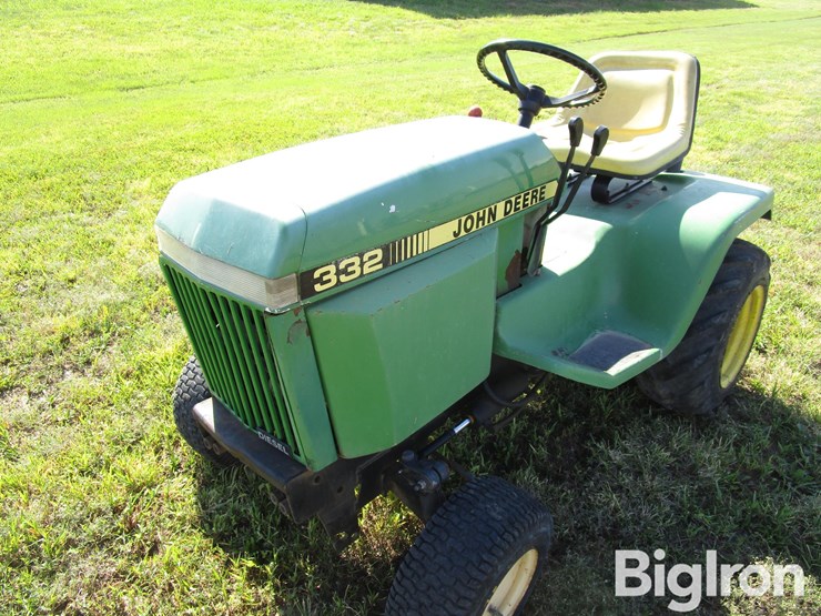 john-deere-332-image-11