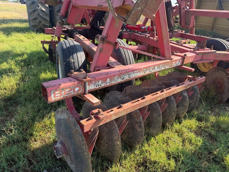 massey-ferguson-820-image-22