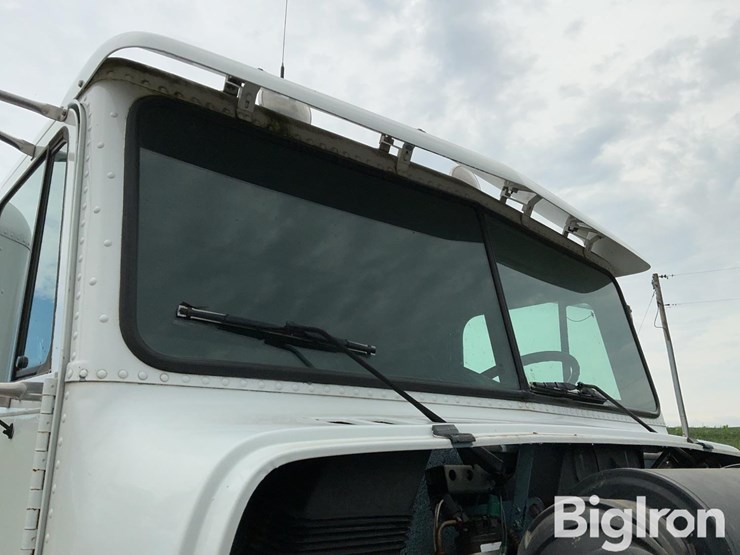 1992-freightliner-fld120-image-18