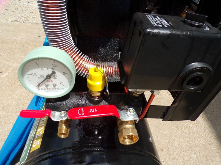 #2262-•-40-gallon-air-compressor-image-11