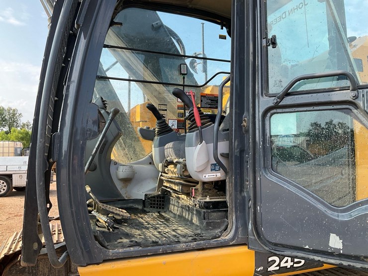 2023-john-deere-245-image-12