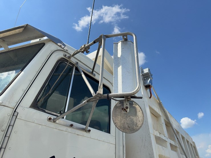 1996-peterbilt-357-image-72