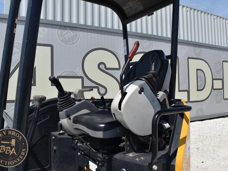 2020-deere-26g-image-49