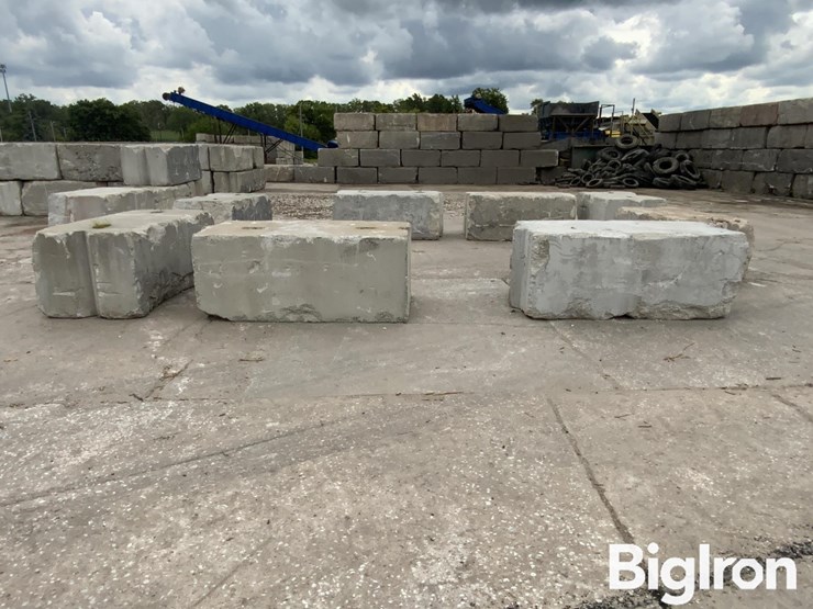 6'-x-3'-x-2.5'-interlocking-concrete-blocks-image-18