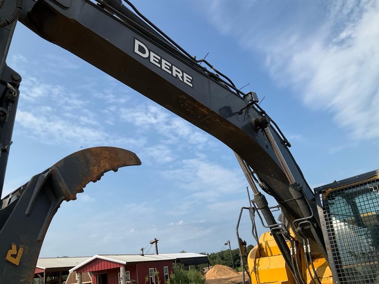 2023-john-deere-245-image-21