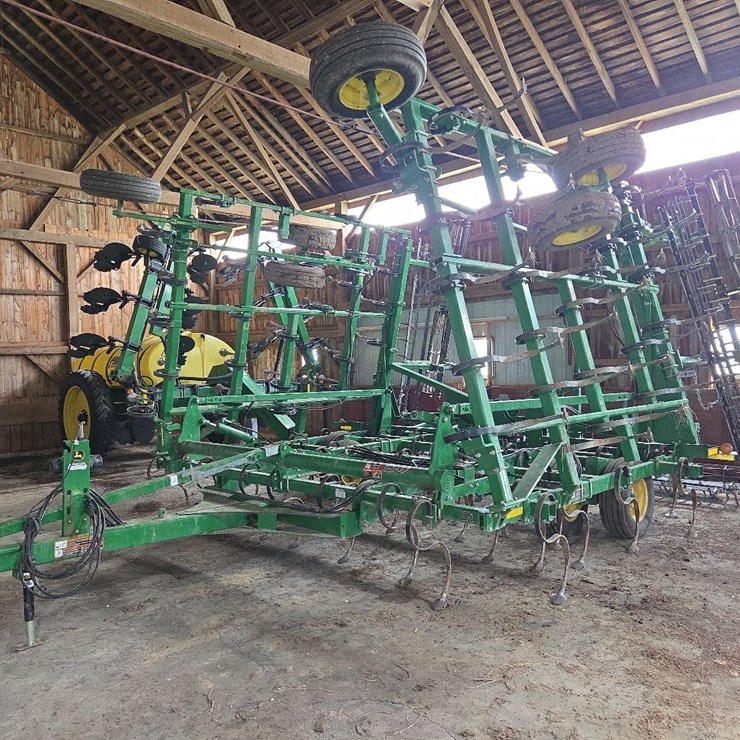35.5' JD 2210LL field cultivator