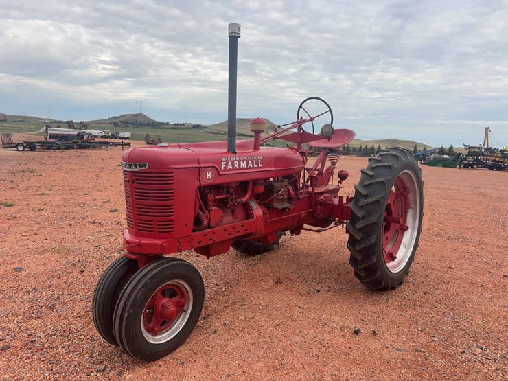 farmall-h-tractor-image-1