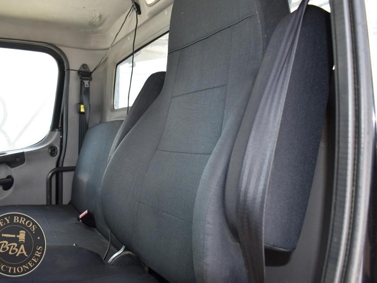 2015-freightliner-business-class-m2-106-image-39