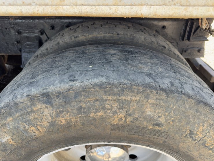 1996-peterbilt-357-image-13