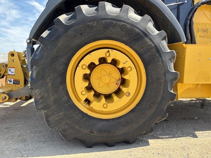 2020-deere-210l-image-34