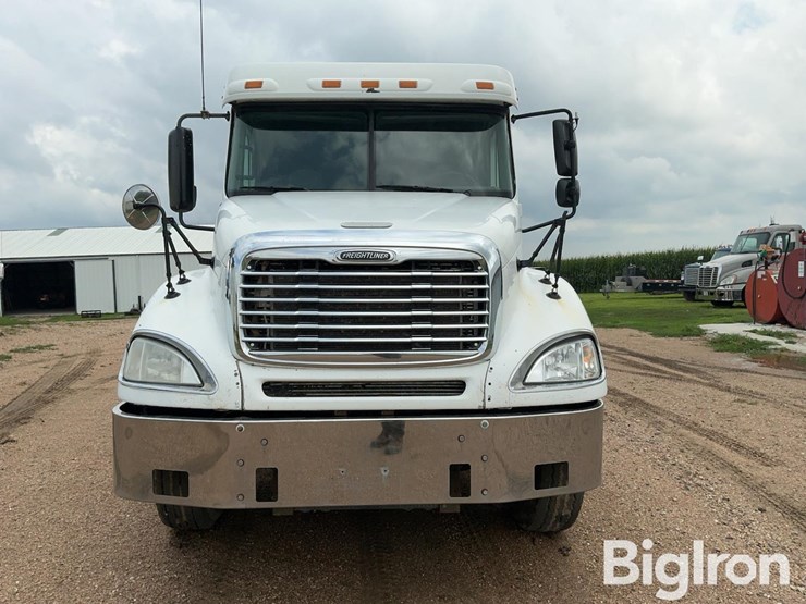2007-freightliner-columbia-120-image-2