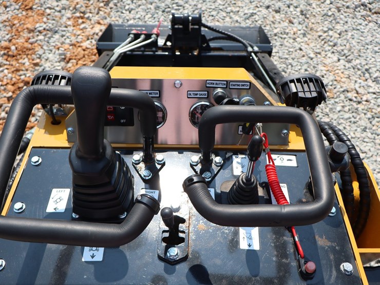 #1078-•-skid-steer-loader-kjt27-image-9