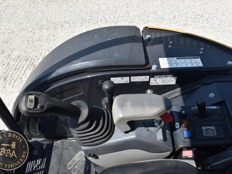 2020-deere-26g-image-53