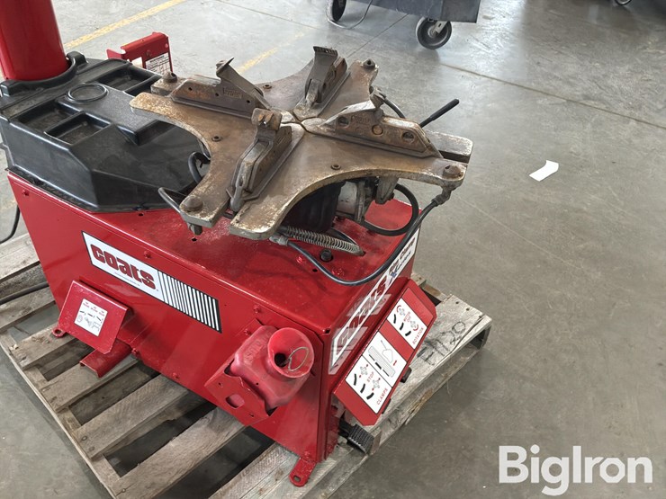 2026-massey-ferguson-730-image-11