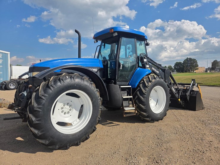 new-holland-tv140-image-3