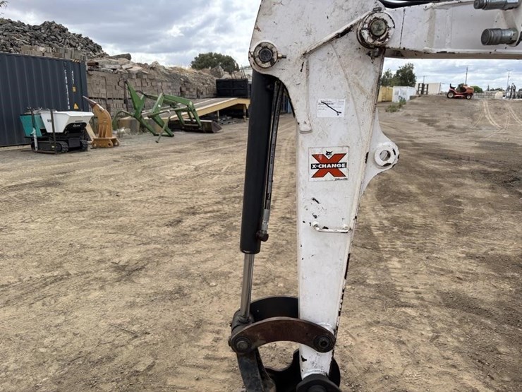 2013-bobcat-e26em-hydraulic-excavator-image-19