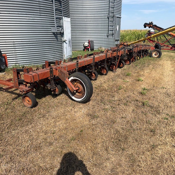 469 International Cultivator