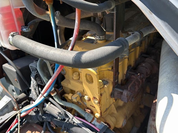 2001-gmc-t7500-image-10