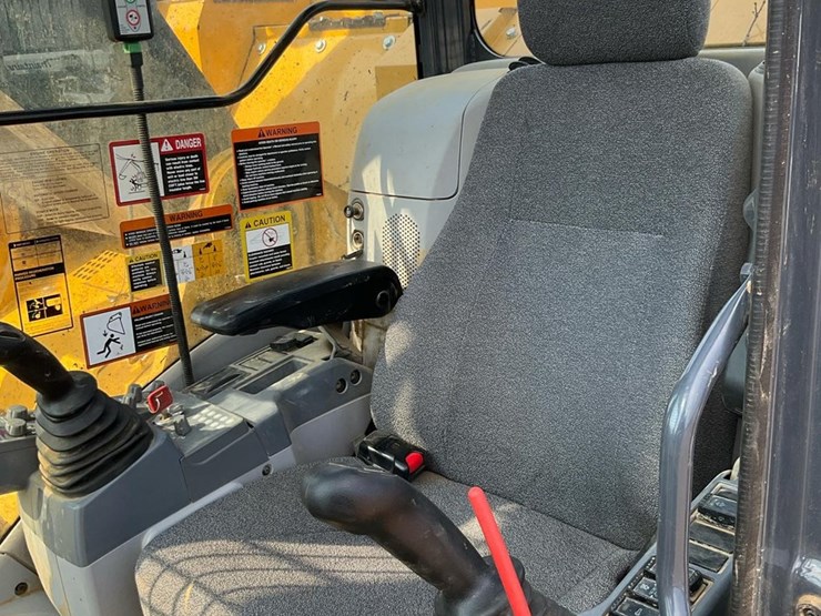 2023-john-deere-245-image-14