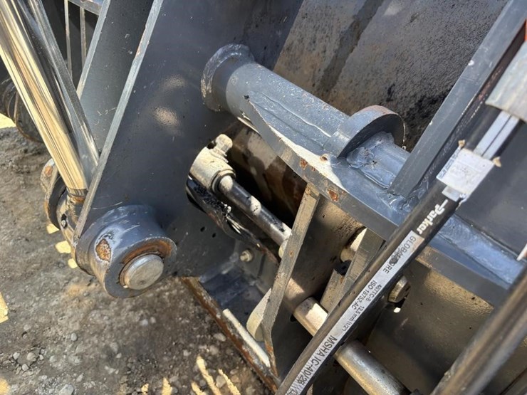 2020-deere-210l-image-16