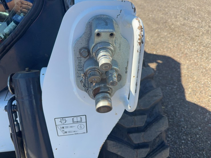 2011-bobcat-s750-image-14