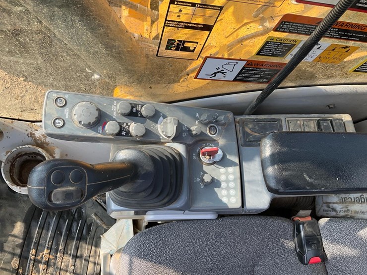 2023-john-deere-245-image-16