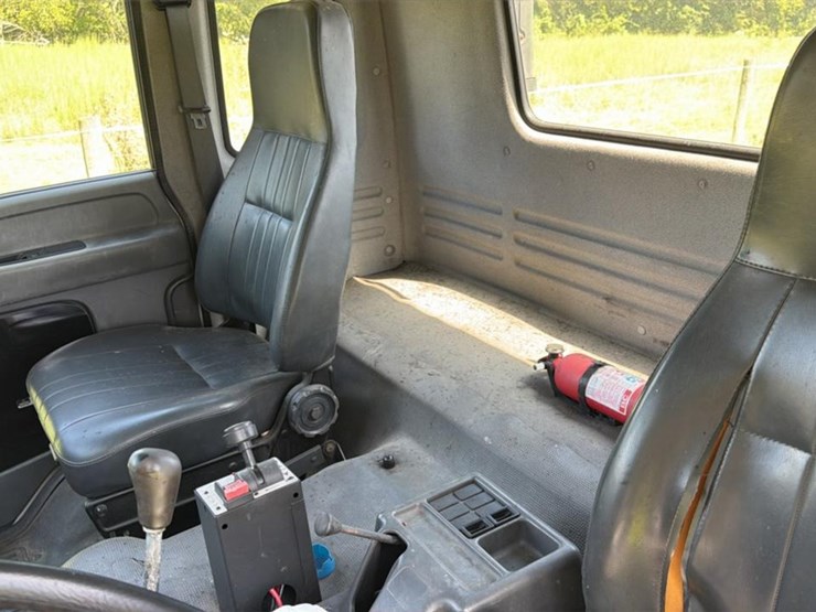 2001-gmc-t7500-image-35