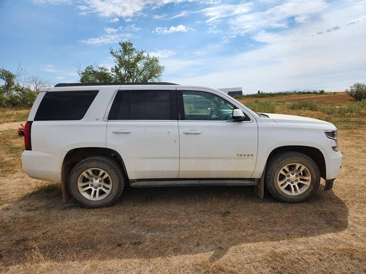 2015-chevrolet-tahoe-lt-image-24