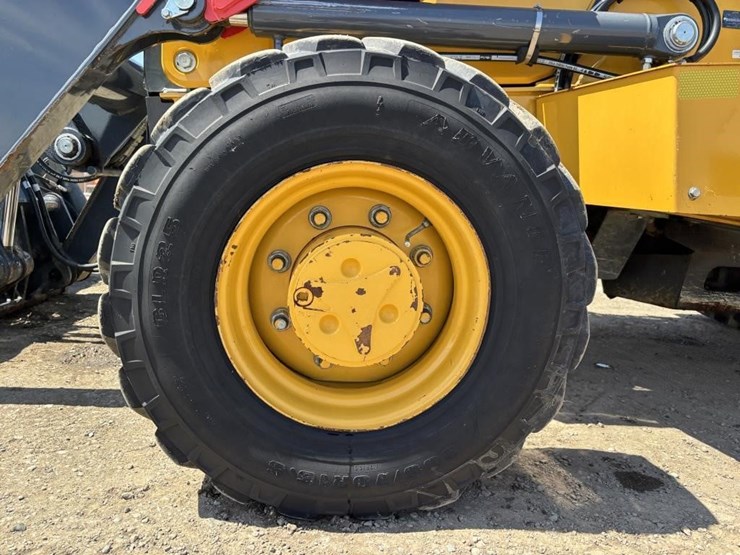 2020-deere-210l-image-31