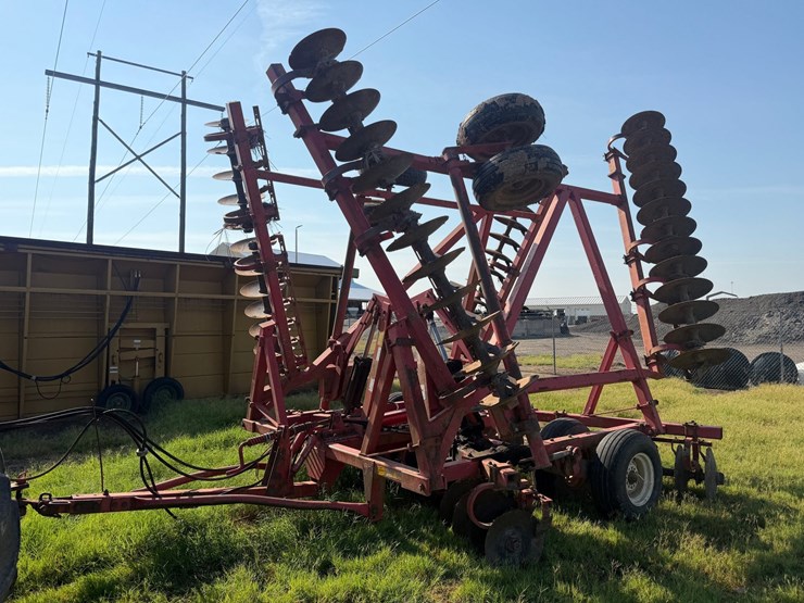 massey-ferguson-820-image-1