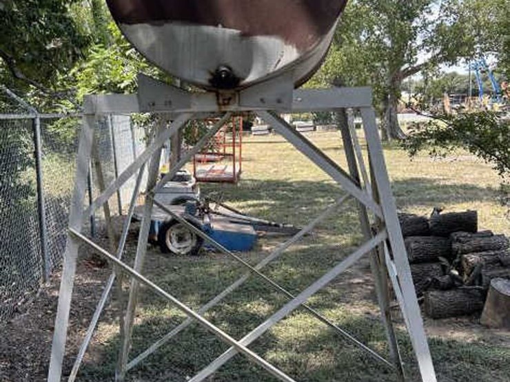 #196-•-500-gallon-gavity-diesel-tank-on-stand-image-3