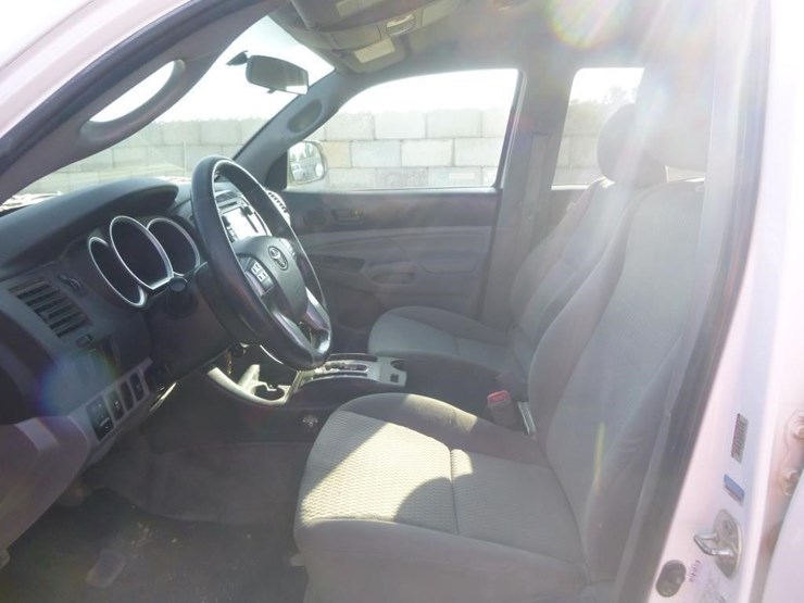 2013-toyota-tacoma-image-9