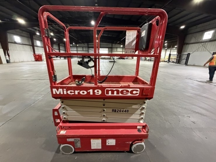 2020-mec-micro-19-scissor-lift-image-3